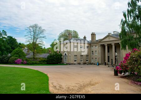 Die Schottereinfahrt, die zur Nordfassade und zum Haupteingang des Kenwood House in Hampstead Heath im Stadtteil Camden, London, England führt. Stockfoto