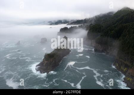 Nebel driftet über die malerische Küste des südlichen Oregon. Dieser zerklüftete Teil des pazifischen Nordwestens befindet sich entlang des Boardman Scenic Corridor. Stockfoto