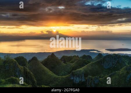 Osmena Peak Sonnenuntergang mit sanften Hügeln dramatische bunte Wolken Stockfoto