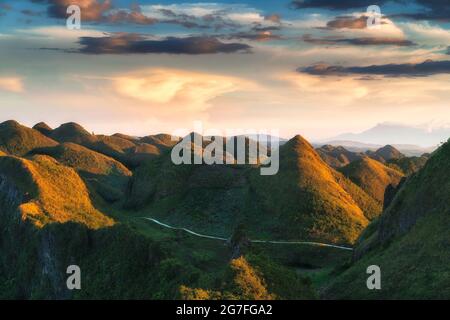 Seitenansicht Osmena Peak Cebu Philippines während der goldenen Stunde mit weichem, farbenfrohem Wolkenhintergrund Stockfoto