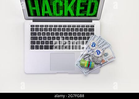 Laptop, Geld, Bitcoins und Vorhängeschloss auf weißem Hintergrund. Hacking-Konzept Stockfoto