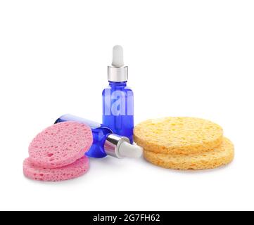 Flaschen mit Kosmetikprodukten und Make-up Schwämmen auf weißem Hintergrund Stockfoto