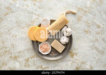 Komposition mit Schwämmen und Badezubehör auf grunge Hintergrund Stockfoto