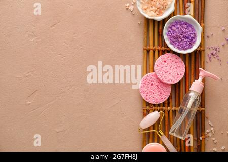 Spa-Komposition mit Make-up Schwämmen und Badezusätzen auf farbigem Hintergrund Stockfoto