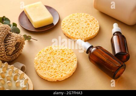 Komposition mit Make-up Schwämmen und Badezubehör auf farbigem Hintergrund Stockfoto