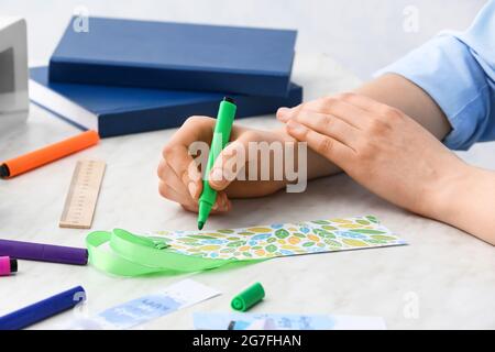 Frau Färbung Lesezeichen auf dem Tisch, Nahaufnahme Stockfoto