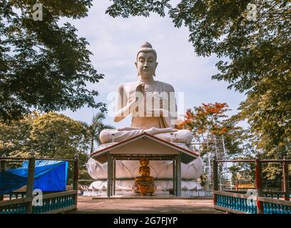 Wat Khao Isan und Wat Thepprathan in Ratchaburi, Thailand Stockfoto