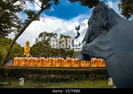 Wat Chak Yai Tempel, goldener buddha und Hunderte von Mönchen, in Chanthaburi, Thailand Stockfoto