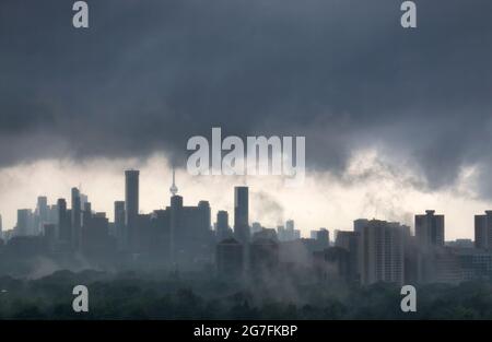 Die Wahrzeichen der Innenstadt von Toronto sind während des Gewitters im Sommer von dunklen, stürmischen Wolken umgeben Stockfoto