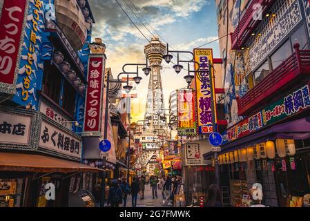 21. November 2018: Shinsekai und Tsutenkaku Tower in osaka, japan. Shinsekai ist ein Retro-Downtown, das 1912 mit New York als Vorbild für seine Sout geschaffen wurde Stockfoto