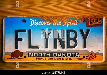 Auf einem Nummernschild für die Frisierkommode in North Dakota werden Bison und die Meldung „flyin’ By“ im Shed Barbeque and Blues Joint in Ocean Springs, Mississippi, ausgestellt. Stockfoto