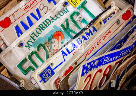 Alte Nummernschilder werden im Shed Barbeque and Blues Joint, 4. Juli 2021, in Ocean Springs, Mississippi, in einer Box gestapelt. Besitzer Brad Orrison und seine Stockfoto
