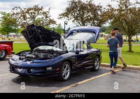 Ein dunkelblaues 2000 Pontiac Firebird Trans am Firehawk Coupé mit geöffneter Motorhaube und Heckklappe auf einer Automobilausstellung in Angola, Indiana, USA. Stockfoto