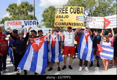 Orlando, Usa. Juli 2021. Demonstranten schwenken Fahnen und halten Plakate, während sie in Orlando zur Unterstützung des kubanischen Volkes und gegen die kubanische Regierung demonstrieren, nachdem Tausende von Kubanern auf die Straßen im ganzen Land gingen, um gegen Stromausfälle, Pandemiebeschränkungen und das Tempo der Covid-19-Impfung zu protestieren. (Foto von Paul Hennessy/SOPA Images/Sipa USA) Quelle: SIPA USA/Alamy Live News Stockfoto