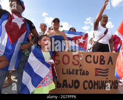 Orlando, Usa. Juli 2021. Demonstranten singen Parolen, während sie in Orlando zur Unterstützung des kubanischen Volkes und gegen die kubanische Regierung demonstrieren, nachdem Tausende von Kubanern im ganzen Land auf die Straßen gingen, um gegen Stromausfälle, Pandemiebeschränkungen und das Tempo der Covid-19-Impfungen zu protestieren. (Foto von Paul Hennessy/SOPA Images/Sipa USA) Quelle: SIPA USA/Alamy Live News Stockfoto