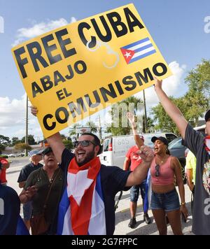 Orlando, Usa. Juli 2021. Demonstranten halten Plakate, während sie in Orlando zur Unterstützung des kubanischen Volkes und gegen die kubanische Regierung demonstrieren, nachdem Tausende von Kubanern im ganzen Land auf die Straßen gingen, um gegen Stromausfälle, Pandemiebeschränkungen und das Tempo der Covid-19-Impfungen zu protestieren. (Foto von Paul Hennessy/SOPA Images/Sipa USA) Quelle: SIPA USA/Alamy Live News Stockfoto