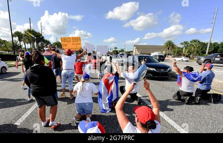 Orlando, Usa. Juli 2021. Demonstranten knien auf der Straße nieder, während sie in Orlando zur Unterstützung des kubanischen Volkes und gegen die kubanische Regierung demonstrieren, nachdem Tausende von Kubanern im ganzen Land auf die Straßen gingen, um gegen Stromausfälle, Pandemiebeschränkungen und das Tempo der Covid-19-Impfung zu protestieren. (Foto von Paul Hennessy/SOPA Images/Sipa USA) Quelle: SIPA USA/Alamy Live News Stockfoto