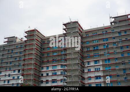 POZNAN, POLEN - 20. Jul 2017: Ein Hochhaus im Bau in der Gegend von Orla Bialego Stockfoto