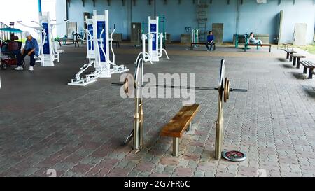 SEOUL, KOREA, SÜD - 03. Jul 2015: Trainingsplatz mit Geräten wie Hantelbank unter einer Brücke am Han-Fluss. Seoul, Südkorea - 3. Juli 2015. Stockfoto