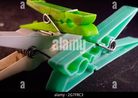 Closeup-Aufnahme von bunten Kunststoff-Wäscheklammern Stockfoto