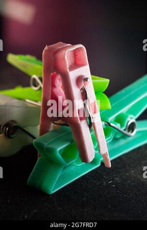 Vertikale Closeup-Aufnahme von bunten Kunststoff-Wäscheklammern Stockfoto