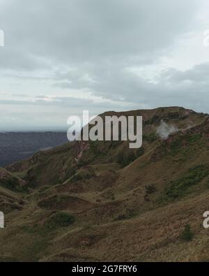 Batur-Vulkankrater, vulkanische Krater-Landschaft während der blauen Stunde Stockfoto