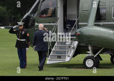 Washington, Usa. Juli 2021. US-Präsident Joe Biden fliegt mit dem Hubschrauber Marine One auf dem South Lawn des Weißen Hauses nach Philadelphia im Weißen Haus in Washington DC. Kredit: SOPA Images Limited/Alamy Live Nachrichten Stockfoto