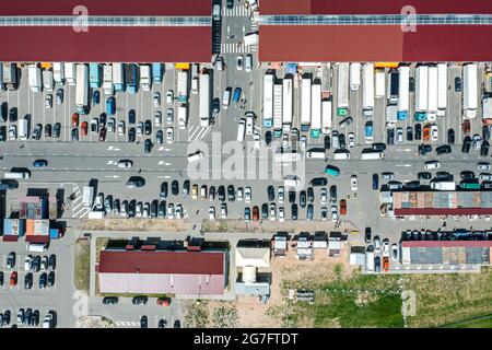 Obst- und Gemüsemarkt in Vorort mit vielen Autos und Lastwagen. Luftbild, Draufsicht. Stockfoto