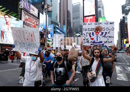 Demonstranten marschieren vom Times Square zu den Vereinten Nationen, um die jüngsten Demonstrationen gegen die kubanische Regierung am 13. Juli 2021 in New York City zu unterstützen. Die Kubaner haben in Havanna gegen die Wirtschaftskrise des aktuellen Landes demonstriert, die sich aus den vorherigen Sanktionen der US-Regierung ergeben hat. Die Krise hat sich durch Covid-19, das die Verfügbarkeit von Lebensmitteln und Medikamenten stark einschränkt, weiter verschärft. Darüber hinaus fordern die Demonstranten den Sturz des derzeitigen Präsidenten Miguel Díaz-Canel. (Foto von John Lamparski/SIPA USA) Stockfoto