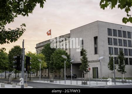 BERLIN, DEUTSCHLAND - 05. Jul 2021: Das Äußere der Schweizer Botschaft in Berlin bei Sonnenuntergang Stockfoto