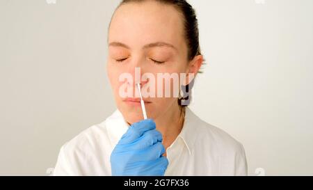 Selbsttest zur PCR. Coronavirus, nasale Testsammlung zur viralen Pandemie-Diagnose COVID-19, weiblich. Krankenschwester, die Nasopharyngealspe sammelt Stockfoto