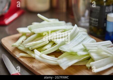 Bei der Zubereitung von Schweizer Mangold nach Rezept aus dem Internet sind die Schweizer Mangold-Stiele bereit zum Kochen Stockfoto