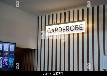 Berlin, Deutschland. Juli 2021. Ein Schild mit der Aufschrift „Garderobe“ im Kino des Zoo Palastes. Quelle: Gerald Matzka/dpa/Alamy Live News Stockfoto