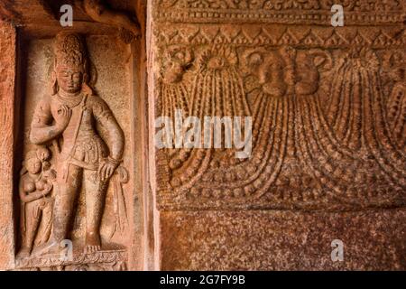 Badami Cave Temples, Karnataka. Es ist unesco-Weltkulturerbe und Ort der erstaunlichen chalukya Dynastie Sotne Kunst Stockfoto