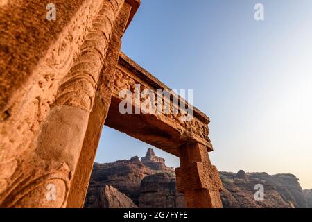 Lower Shivalaya in der Nähe der Badami-Höhlen, Badami, Bundesstaat Karnataka, Indien. Erbaut im 6.-7. Jahrhundert n. Chr. Es ist unesco-Weltkulturerbe und Ort der erstaunlichen chaluk Stockfoto