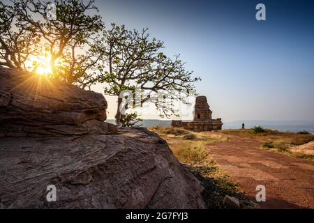 Blick auf den oberen Shivalaya auf dem nördlichen felsigen Hügel in Badami, Karnataka, Indien. Es ist unesco-Weltkulturerbe und Ort der erstaunlichen chalukya dynast Stockfoto