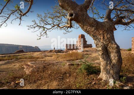 Blick auf den oberen Shivalaya auf dem nördlichen felsigen Hügel in Badami, Karnataka, Indien. Es ist unesco-Weltkulturerbe und Ort der erstaunlichen chalukya dynast Stockfoto