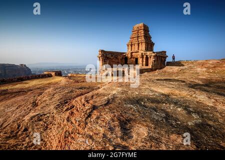 Blick auf den oberen Shivalaya auf dem nördlichen felsigen Hügel in Badami, Karnataka, Indien. Es ist unesco-Weltkulturerbe und Ort der erstaunlichen chalukya dynast Stockfoto