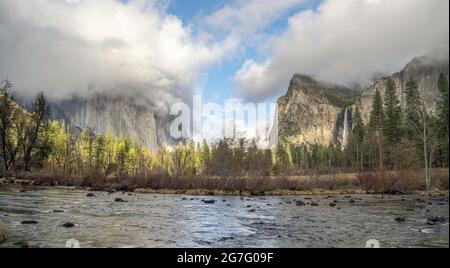 Weitwinkelansicht des yosemite-Tals vom Tal aus Stockfoto