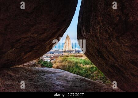 Atemberaubende Aussicht auf den Sree Virupaksha Tempel, der sich in den Ruinen der antiken Stadt Vijayanagar in Hampi befindet und zum UNESCO-Weltkulturerbe gehört. Karnataka, Indien Stockfoto