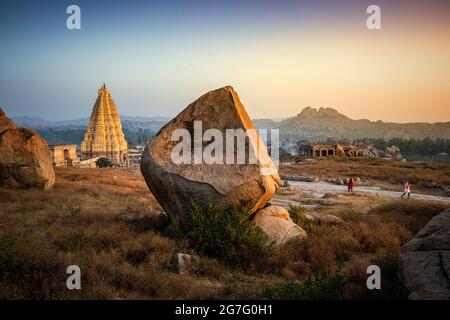 Atemberaubende Aussicht auf den Sree Virupaksha Tempel, der sich in den Ruinen der antiken Stadt Vijayanagar in Hampi befindet und zum UNESCO-Weltkulturerbe gehört. Karnataka, Indien Stockfoto