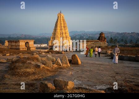 Atemberaubende Aussicht auf den Sree Virupaksha Tempel, der sich in den Ruinen der antiken Stadt Vijayanagar in Hampi befindet und zum UNESCO-Weltkulturerbe gehört. Karnataka, Indien Stockfoto