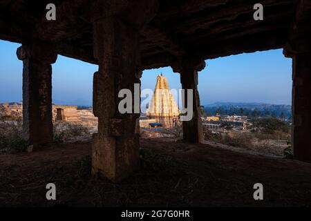 Atemberaubende Aussicht auf den Sree Virupaksha Tempel, der sich in den Ruinen der antiken Stadt Vijayanagar in Hampi befindet und zum UNESCO-Weltkulturerbe gehört. Karnataka, Indien Stockfoto