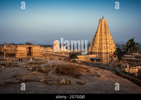 Atemberaubende Aussicht auf den Sree Virupaksha Tempel, der sich in den Ruinen der antiken Stadt Vijayanagar in Hampi befindet und zum UNESCO-Weltkulturerbe gehört. Karnataka, Indien Stockfoto