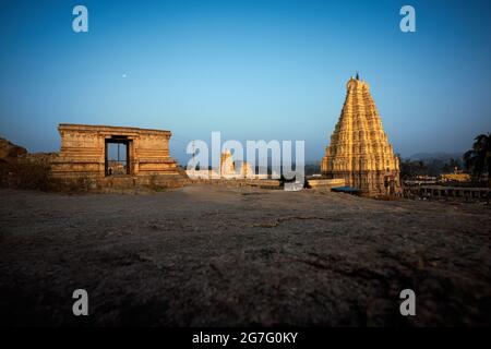 Atemberaubende Aussicht auf den Sree Virupaksha Tempel, der sich in den Ruinen der antiken Stadt Vijayanagar in Hampi befindet und zum UNESCO-Weltkulturerbe gehört. Karnataka, Indien Stockfoto