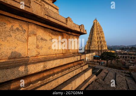 Atemberaubende Aussicht auf den Sree Virupaksha Tempel, der sich in den Ruinen der antiken Stadt Vijayanagar in Hampi befindet und zum UNESCO-Weltkulturerbe gehört. Karnataka, Indien Stockfoto