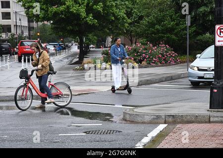 WASHINGTON D C/District of Columbia/USA./ 04.May.2019/Touristen und Einheimische fahren Elektroroller Elektroschrubber, der die populärste Transportmethode im Westen und in den usa bekommt. (Foto..Francis Dean / Deanpices. Stockfoto