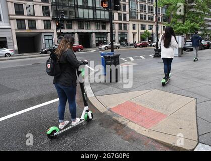 WASHINGTON D C/District of Columbia/USA./ 04.May.2019/Touristen und Einheimische fahren Elektroroller Elektroschrubber, der die populärste Transportmethode im Westen und in den usa bekommt. (Foto..Francis Dean / Deanpices. Stockfoto