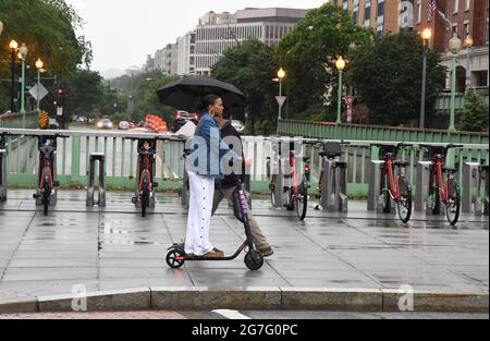 WASHINGTON D C/District of Columbia/USA./ 04.May.2019/Touristen und Einheimische fahren Elektroroller Elektroschrubber, der die populärste Transportmethode im Westen und in den usa bekommt. (Foto..Francis Dean / Deanpices. Stockfoto