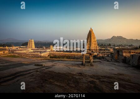 Atemberaubende Aussicht auf den Sree Virupaksha Tempel, der sich in den Ruinen der antiken Stadt Vijayanagar in Hampi befindet und zum UNESCO-Weltkulturerbe gehört. Karnataka, Indien Stockfoto